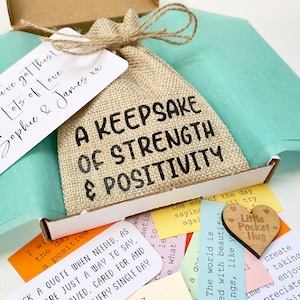Una borsa ricordo di forza e positività / 31 citazioni e un gettone abbraccio tascabile / Invia direttamente / Regalo di citazioni sulla cura di sé, il benessere e la salute mentale