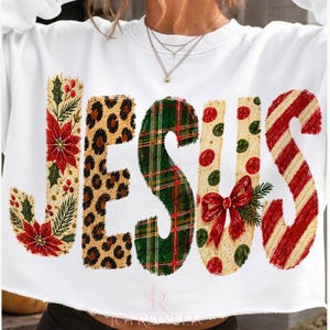 Jesus-Weihnachts-PNG, Patchwork-Leopardenkaro-Polka-Dot-Buchstaben, Zuckerstangen-Schleife, christliches Feiertags-Shirt-Design