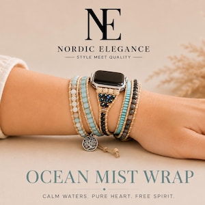 Pode incluir: Uma pulseira de várias voltas para smartwatch com contas turquesa, cinzentas e bege num cordão bege. A pulseira inclui um pendente circular prateado com um design de árvore e um mostrador de relógio preto. Texto NORDIC ELEGANCE e OCEAN MIST WRAP.