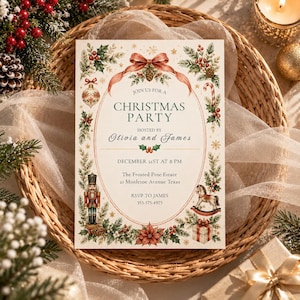 Könnte beinhalten: Eine rechteckige Einladungskarte für eine Weihnachtsfeier mit einem zentralen ovalen Rahmen, der mit Aquarellillustrationen einer roten Schleife, Tannenzweigen, einem Nussknacker, einem Schaukelpferd und einem Geschenk verziert ist, mit dem Text Join us for a Christmas party.