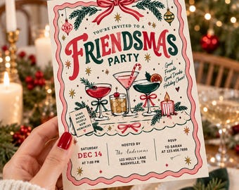Könnte beinhalten: Eine rechteckige Einladungskarte für eine Friendsmas-Party mit rotem und grünem Text, Illustrationen von drei Cocktails, einer Kerze und Weihnachtsschmuck. Die Karte enthält Veranstaltungsdetails wie Datum, Zeit und Ort in schwarzem Text.