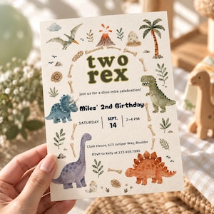 Puede incluir: Una tarjeta de invitación de cumpleaños color crema con ilustraciones en acuarela de dinosaurios, un volcán y palmeras. El texto dice: two rex, join us for a dino-mite celebration!, Miles' 2nd Birthday, Saturday, Sept. 14, 2-4 PM, Clark House, 123 Juniper Way, Boulder, RSVP to Kelly at 123.456.7890.