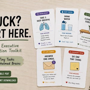 Può includere: Un set di cinque carte rettangolari bianche con intestazioni colorate e illustrazioni. Il testo include STUCK? START HERE. ADHD Executive Dysfunction Toolkit, 50+ Tiny Tasks for Overwhelmed Brains, EDITABLE PDF e INSTANT DOWNLOAD. Le carte presentano attività come BRAIN RESET, BODY NEEDS, HOME RESET, LIFE ADMIN ed EMERGENCY MODE.