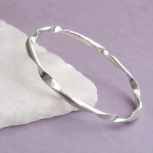 Vridet armband i sterlingsilver, minimalistiskt manschettarmband, handgjorda vardagssmycken