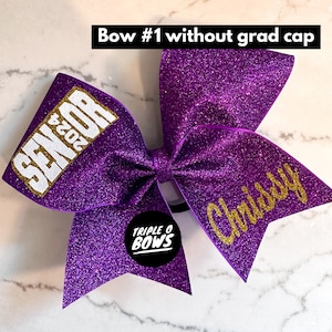 Puede incluir: Un lazo de animadora morado brillante con el texto "SENIOR 2024" en blanco y dorado. El lazo tambi&eacute;n presenta el nombre "Chrissy" en purpurina dorada y un logotipo de "Triple O Bows".