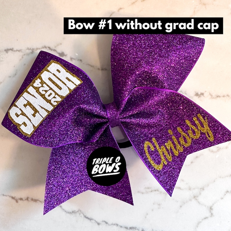 Puede incluir: Un lazo de animadora morado brillante con el texto "SENIOR 2024" en blanco y dorado. El lazo tambi&eacute;n presenta el nombre "Chrissy" en purpurina dorada y un logotipo de "Triple O Bows".