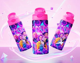 K-Pop Demon Hunters Huntrix 355 ml vattenflaskomslag | Rumi Kpop barnmugg PNG | Rosa anime-sippmuggomslag | Söt kawaii-dryckomslag