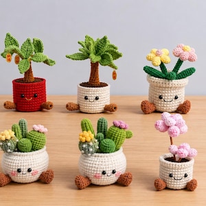 Peut inclure: Six plantes en pot crochetées avec des visages souriants et de petits pieds marron. La collection comprend deux arbres dans des pots rouge et crème, un pot de fleurs aux pétales jaunes et roses, deux compositions de succulentes et une petite plante.