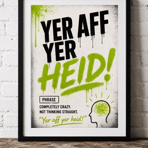 以下が含まれることがあります： 黒と明るい緑色のグラフィティスタイルの文字で「YER AFF YER HEID」と書かれた額入りポスター。その下には「PHRASE」という単語、気が狂っていることの定義、そして緑色の落書きのような脳が描かれた人間の頭部の線画が配置されている。