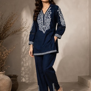 Marinblått broderat kurti-byxset för kvinnor | Handbroderad etnisk kostym