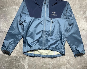 Veste vintage Arc'teryx Gore-Tex XCR pour hommes taille M bleu fumée, manteau de pluie d'hiver rare Arc'teryx fabriqué au Canada, esthétique Gorpcore Y2K