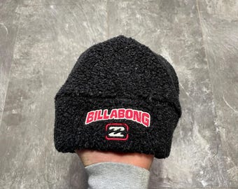 vintage Billabong Beanie Hat Casquette noire avec logo brodé en sherpa bouclé, bonnet en polaire style skateur surf de l'an 2000 pour l'hiver, bonnet chaud streetwear rétro