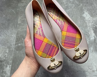 Sapatos Vivienne Westwood Melissa | Sapatilhas de plástico rosa Anglomania | Sapatilhas vintage Vivienne Westwood com detalhe dourado | Sapatos de borracha de grife
