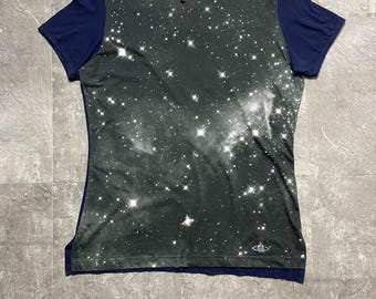 Camiseta Vivienne Westwood Galaxy Talla XL / Camiseta vintage Vivienne Westwood con estampado de estrellas espaciales / Ropa urbana de lujo de diseñador de archivo