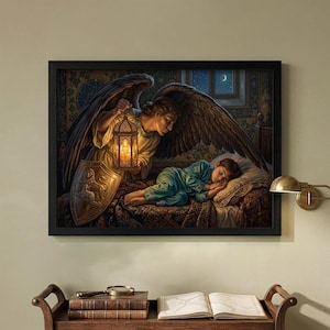 Op de afbeelding: Een ingelijste kunstdruk met een engel met grote donkere vleugels die een gloeiende lantaarn boven een slapend kind in bed houdt. De engel houdt een schild vast met een leeuwenembleem. De scène speelt zich af in een kamer met een raam.