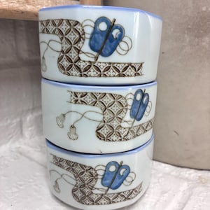 Vintage Fukagawa Arita Japanse porseleinen achthoekige kopjes set van 3 3,25" blauw witgoud