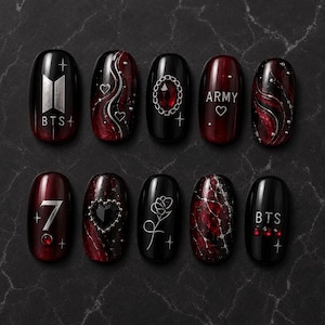 Ciemne, grunge'owe paznokcie BTS, gotyckie, czerwono-czarne sztuczne paznokcie, niestandardowe akrylowe paznokcie w stylu K-popu i armii, zdobienie paznokci 3D z łańcuszkiem ze srebra