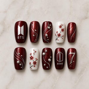 Eleganti unghie finte rosse BTS, unghie finte Kpop con fiori di ciliegio, unghie acriliche personalizzate con perle argentate e floreali, nail art per fan dell'esercito.