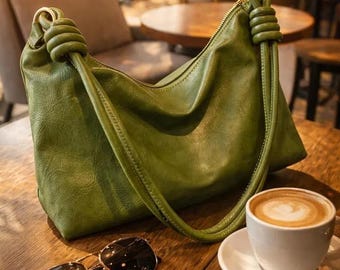 Bolsa de ombro em couro macio, estilo hobo minimalista, para mulheres.