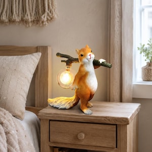 Lampada da tavolo a forma di scoiattolo, lampada da comodino a LED in resina, moderna lampada da scrivania a forma di animale per la camera da letto, accogliente decorazione per la casa e idea regalo.