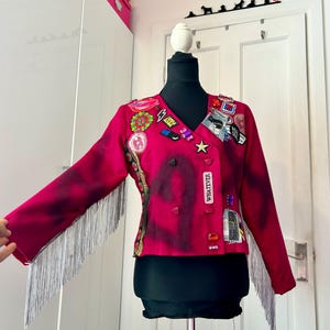Blazer rosa con frange e patchwork, taglia 10, realizzato con materiali riciclati.