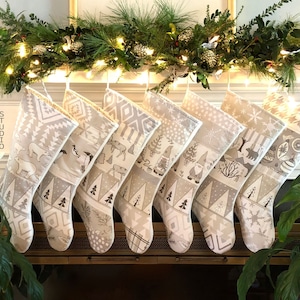 Medias navideñas blancas (juego de hasta siete) - Acolchadas, patchwork rústico, personalizadas, diseñadas por artistas