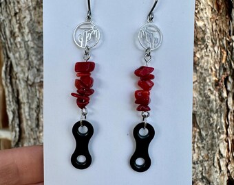 Pendientes Cactus Sun de plata de ley, coral teñido, colgante de cadena de bicicleta reciclada
