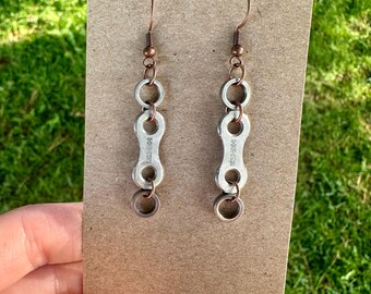Pendientes colgantes de cadena de bicicleta reciclada / Pendientes cortos / Joyería ciclista hecha a mano