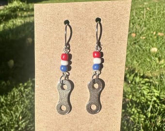 Pendientes con cadena de bicicleta patriótica: joyería reciclada para ciclismo en rojo, blanco y azul.