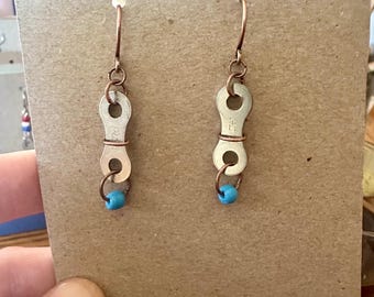 Pendientes de cadena de bicicleta reciclada con cuentas de cristal turquesa / Joyería ciclista hecha a mano