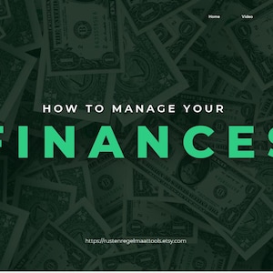 Op de afbeelding: Een website-interface met een donkergroene achtergrond bedekt met Amerikaanse dollarbiljetten. De tekst "HOW TO MANAGE YOUR FINANCES" is in het wit, met "FINANCES" in grote, felgroene letters. Het websiteadres staat onderaan.