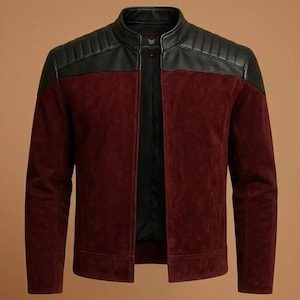 Puede incluir: Chaqueta de ante burdeos con cuello y detalles en los hombros de cuero negro. La chaqueta tiene cierre de cremallera frontal y un diseño clásico de chaqueta motera. Prenda de abrigo elegante.