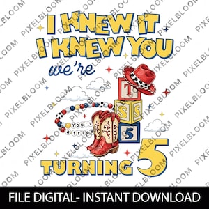 Op de afbeelding: Een grafisch ontwerp met de tekst I KNEW IT I KNEW YOU WE'RE TURNING 5. De afbeelding bevat een rode cowboyhoed, een paar rood-witte cowboylaarzen, een stapel van drie kleurrijke alfabetblokken en een kralenketting met de tekst YOU'VE A FRIEN.
