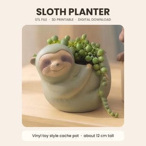 Puede incluir: Una maceta en forma de perezoso de color verde claro con cara sonriente, que contiene una planta de rosario. El texto SLOTH PLANTER STL FILE 3D PRINTABLE DIGITAL DOWNLOAD aparece arriba, y Vinyl toy style cache pot about 12 cm tall aparece abajo.