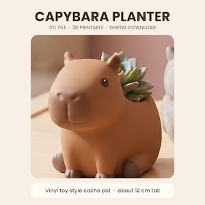 Puede incluir: Una maceta con forma de capibara marrón de acabado liso que contiene una planta suculenta. El texto CAPYBARA PLANTER, STL FILE, 3D PRINTABLE, DIGITAL DOWNLOAD y Vinyl toy style cache pot, about 12 cm tall es visible.