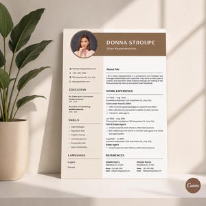 Peut inclure: Un modèle de CV avec une photo d'une femme, intitulé "DONNA STROUPE, Sales Representative." Le CV comprend des sections pour l'éducation, les compétences, l'expérience professionnelle et les références. Le schéma de couleurs est beige et marron.