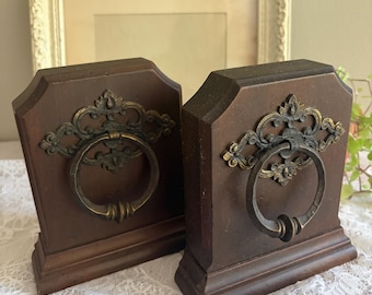 Set boekensteunen van hout en decoratief messing