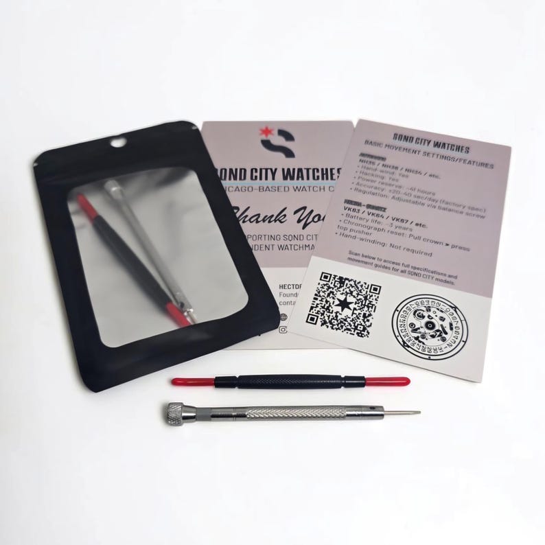 K&ouml;nnte beinhalten: Ein schwarzer Beutel mit Sichtfenster enth&auml;lt ein Metallwerkzeug, ein schwarz-rotes Federstegwerkzeug und einen silbernen Feinmechanikschraubendreher. Zwei Informationskarten von Sond City Watches mit Text, QR-Code und Logo liegen bei.