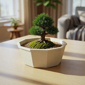 Peut inclure: Un petit bonsaï artificiel avec un feuillage vert vif en forme d'aiguilles et un tronc brun texturé. L'arbre est planté dans un pot octogonal beige clair rempli de petits galets beiges et d'une couche de mousse verte à la base.