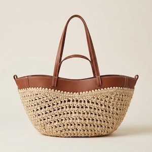 Handgefertigte Basttasche mit braunen Ledergriffen und gewebter Sommer-Strandtasche