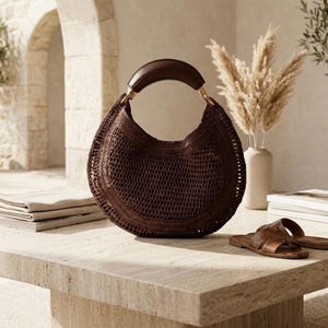 Handgefertigte Hobo-Tasche aus braunem Raffia, halbmondförmige Strohtasche mit Ledergriff