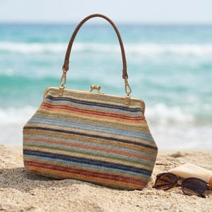 Bunt gestreifte Stroh Schultertasche Vintage Kiss Lock Verschluss gewebt Sommer Strandtasche