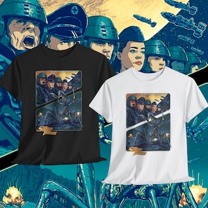 Può includere: Una t-shirt nera e una t-shirt bianca, entrambe con una stampa grafica di Starship Troopers. Il design mostra un gruppo di soldati in uniforme e una grande creatura insettoide, con il testo Starship Troopers stampato nella parte inferiore.