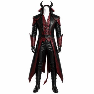 Puede incluir: Un abrigo largo en negro y rojo oscuro con cuello alto, hombros estructurados y cinturón, combinado con pantalones, guantes y botas negras a juego. El conjunto incluye un tocado con dos cuernos curvados y un accesorio de cola puntiaguda.