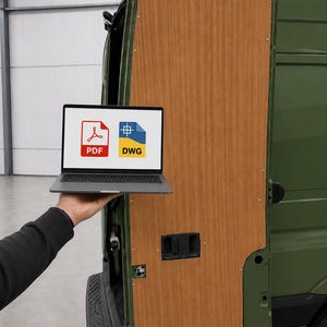 Op de afbeelding: Een laptop met PDF- en DWG-pictogrammen wordt in de buurt van de open deur van een groene bestelwagen gehouden. Het interieur van de bestelwagen heeft een houten paneel. Het laptopscherm toont de PDF- en DWG-pictogrammen in rood, blauw en geel.