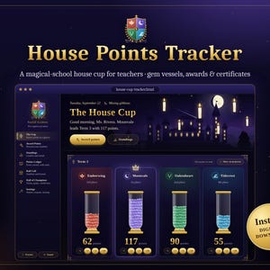 Puede incluir: Una interfaz digital de seguimiento de puntos de casas con un tema morado oscuro, un escudo escolar, una silueta de castillo y cuatro recipientes verticales de gemas para las casas Emberwing, Moonvale, Oakenheart y Tidecrest.