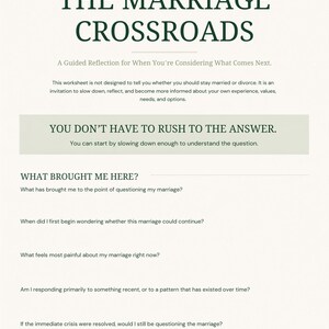 Puede incluir: Una hoja de trabajo titulada THE MARRIAGE CROSSROADS con texto verde oscuro sobre un fondo claro. Incluye una sección de reflexión guiada con preguntas como WHAT BROUGHT ME HERE? y un cuadro resaltado que dice YOU DON'T HAVE TO RUSH TO THE ANSWER.