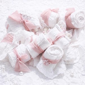 Può includere: Un set di tre tazze in ceramica con finitura opaca e macchiettata. Le tazze sono nei toni del crema, grigio chiaro e grigio scuro. Ogni tazza ha un design semplice e minimalista.