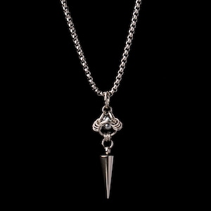 Op de afbeelding: Een zilverkleurige ketting met een box-schakel en een hanger bestaande uit een centrale metalen bol omhuld door ingewikkelde, met draad omwikkelde lussen, met een gladde, puntige conische piek die verticaal aan de onderkant hangt.
