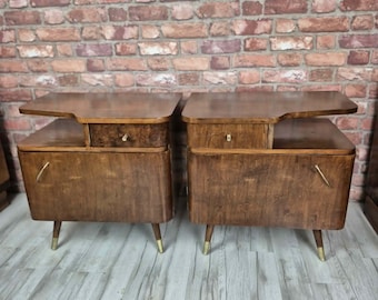 Set van twee asymmetrische nachtkastjes | Mid-century moderne walnotenhouten nachtkastjes | Gerestaureerde vintage meubels uit de jaren 60 | Messing details | MCM-meubels